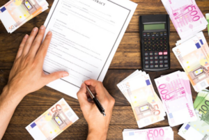 dinero y facturas firmar