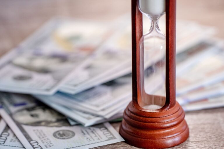 mesa con dinero tiempo