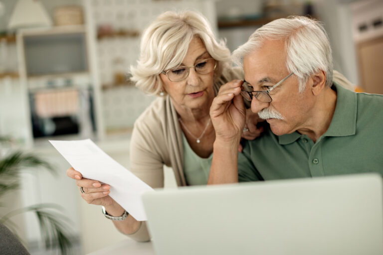 abuelos revisando factura