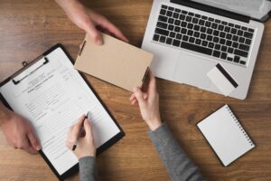 personas firmando papeles