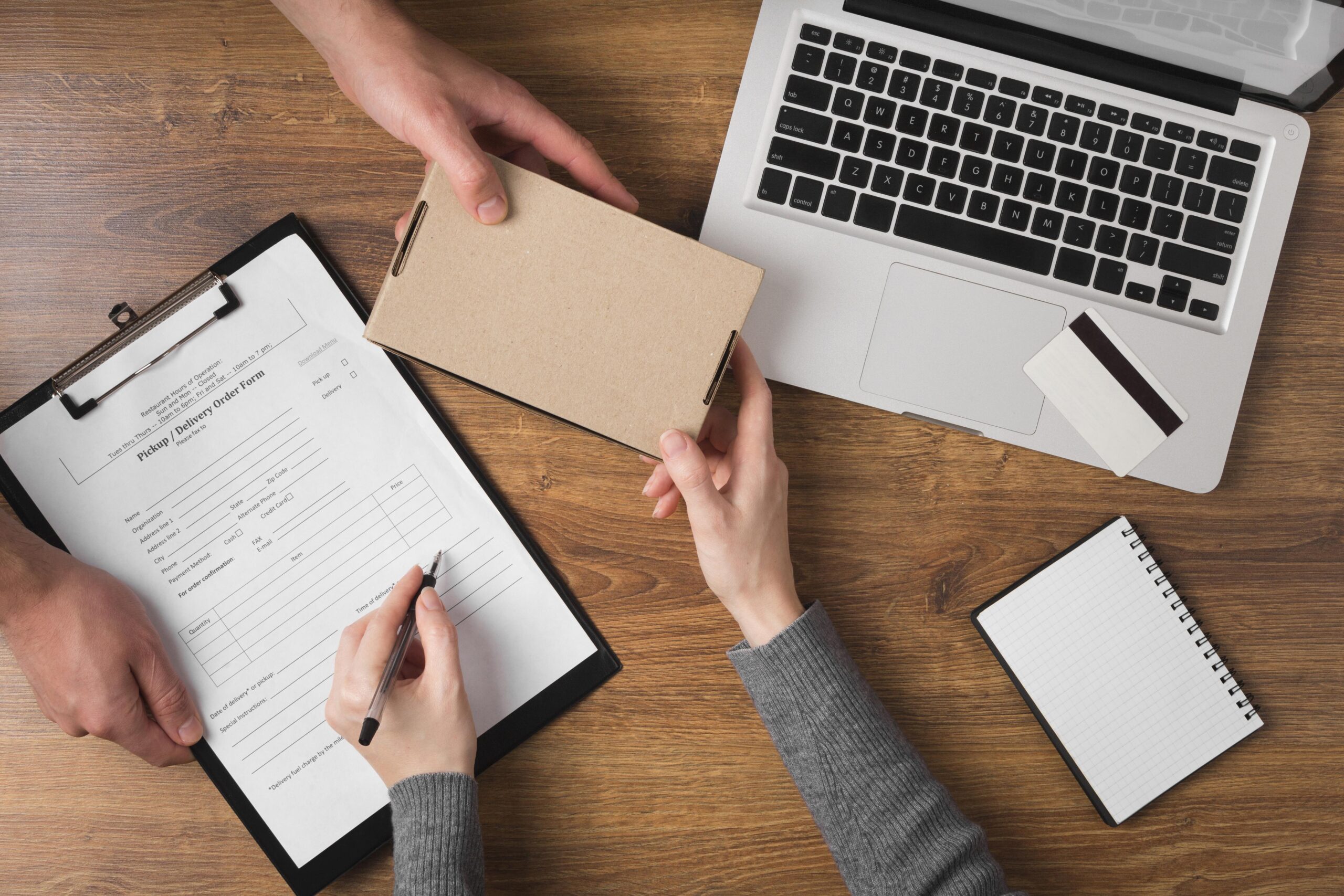 personas firmando papeles