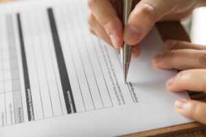 persona escribiendo en papel