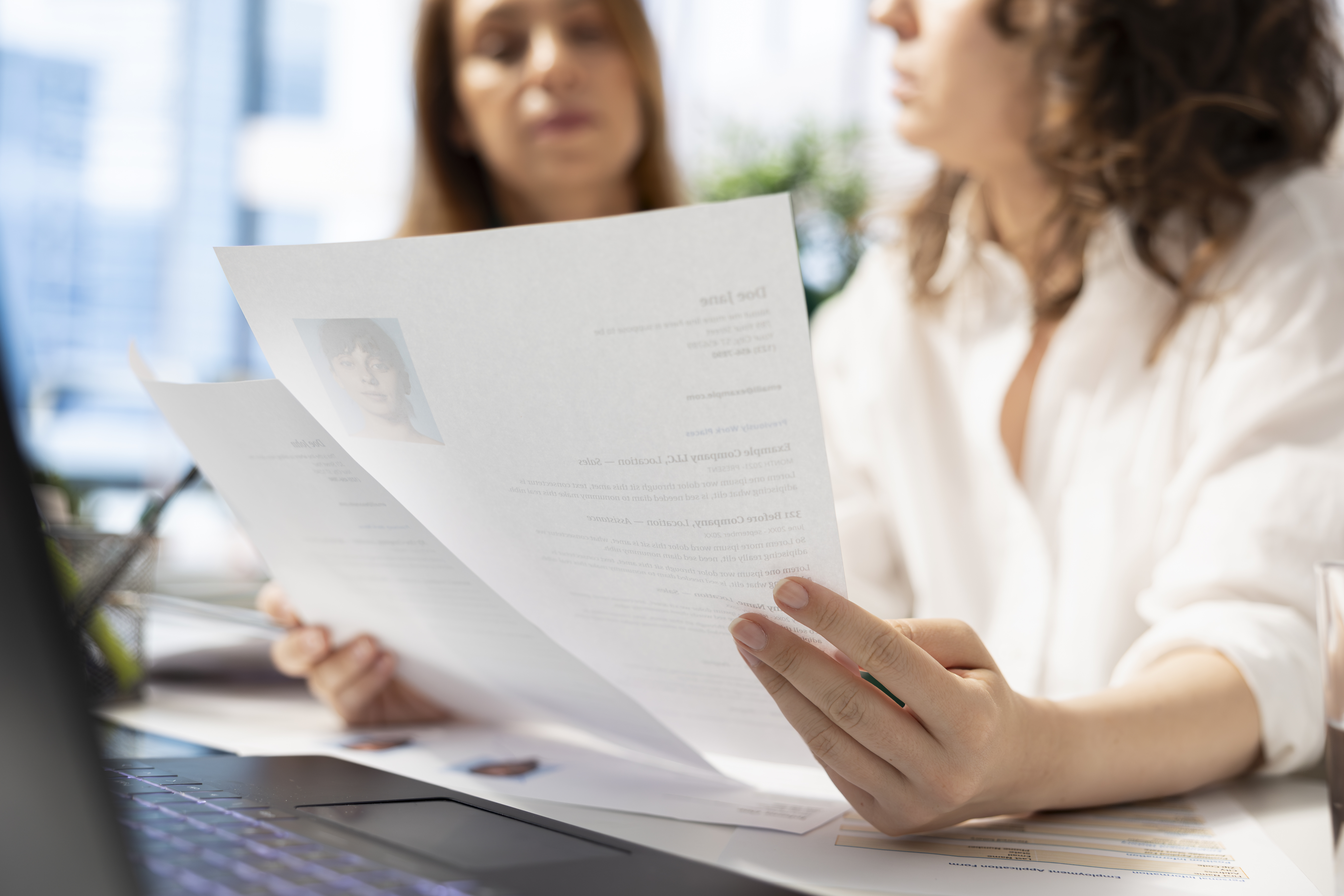 señoras con papeles