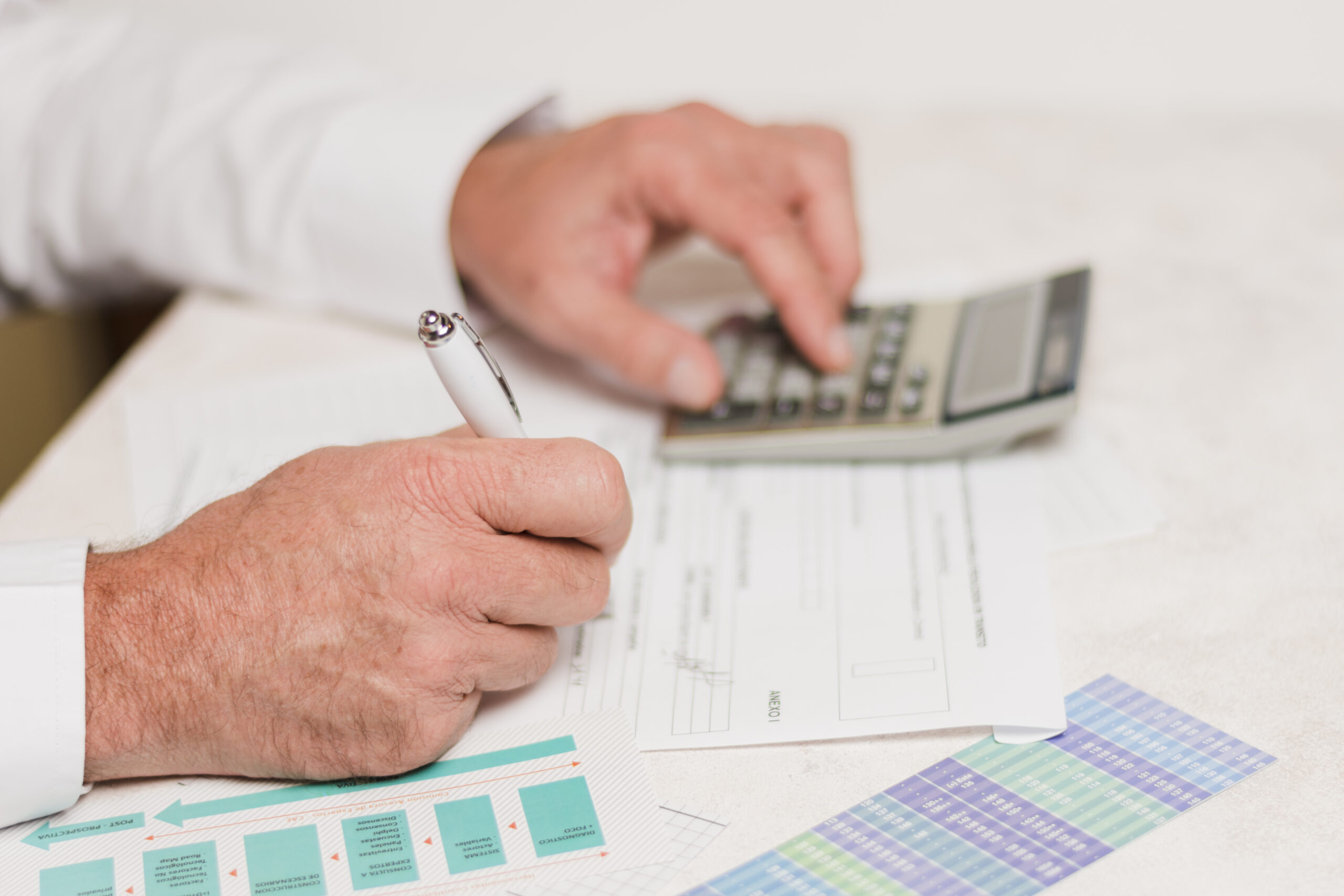 hombre usando calculadora