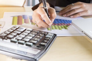 persona con calculadora